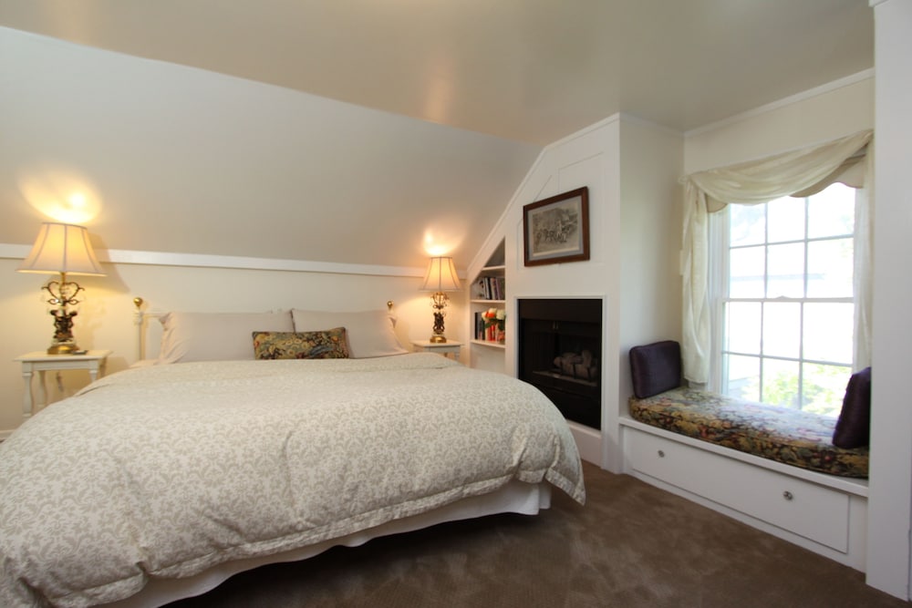 Room (At the top with detached bath) photo 2