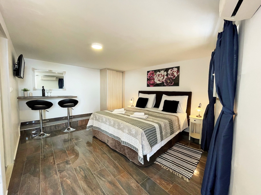 Classic Studio, Partial Sea View, Poolside