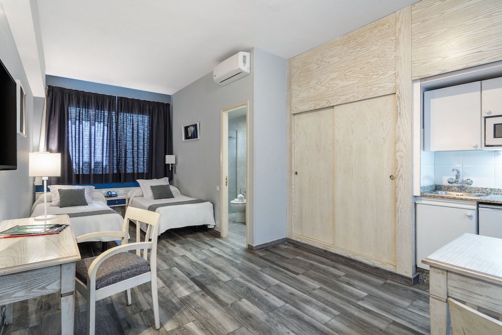 Standard Triple Room (Interior) - Photo 1