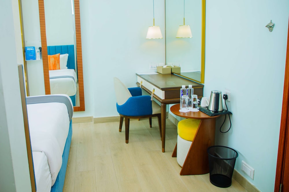 Executive Room, 1 King Bed, Non Smoking (Living Room) - Photo 4