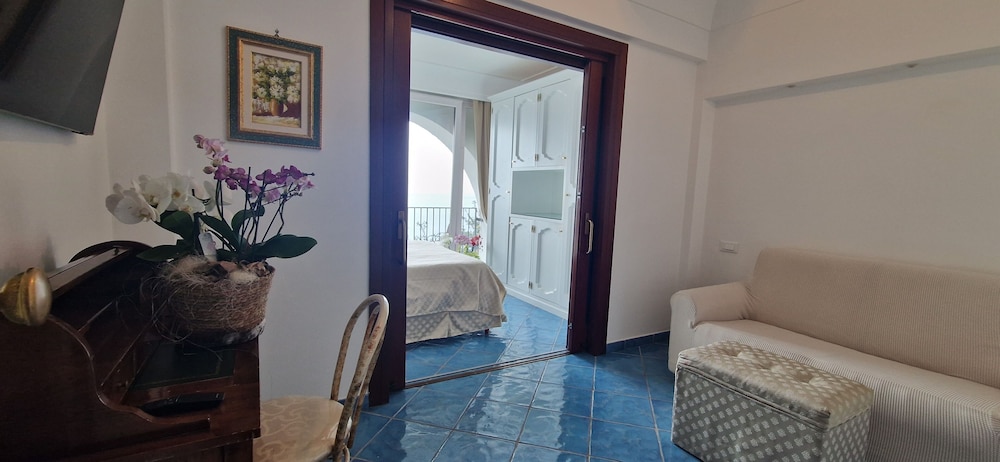 Superior Double Room, Partial Sea View - Photo 2