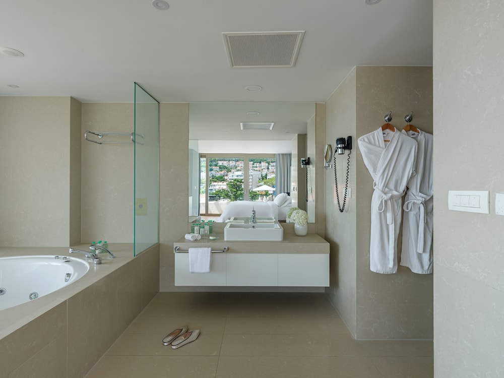 Executive Suite, 1 King Bed, Balcony, Sea View