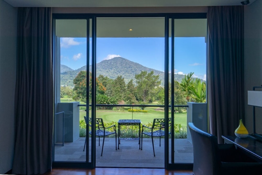 Deluxe Suite, Golf View photo 2