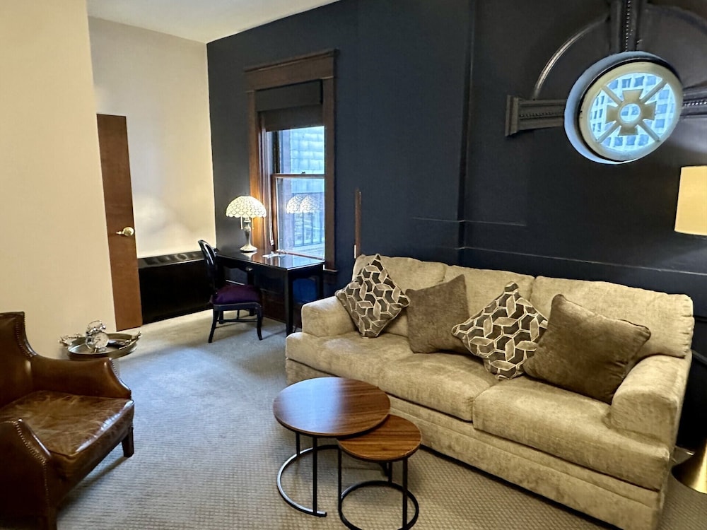 Suite, 1 King Bed with Sofa bed