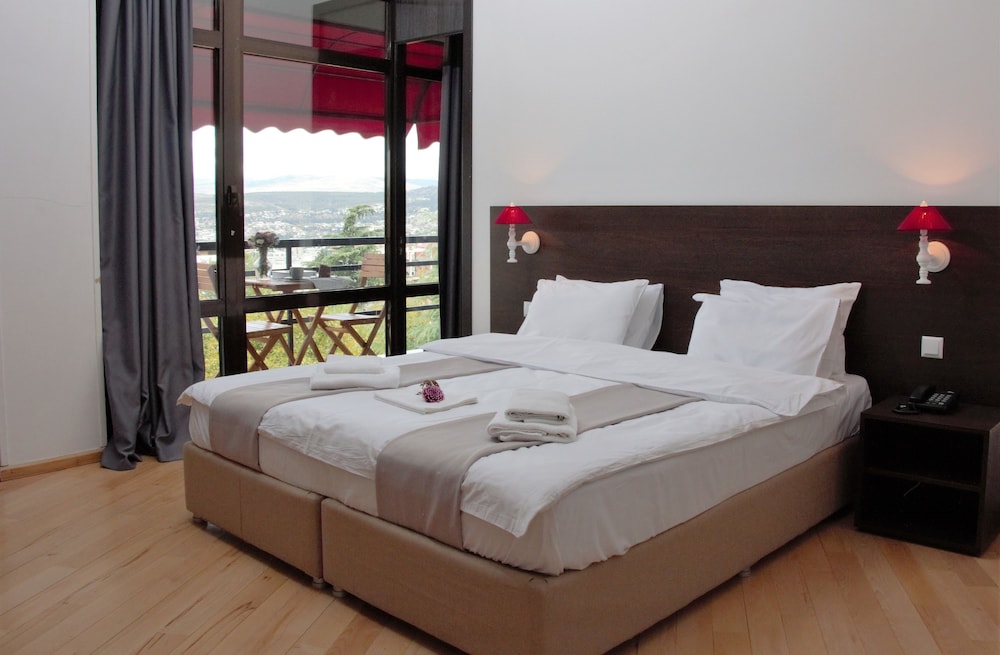 Family Room, 2 Bedrooms, City View photo 2