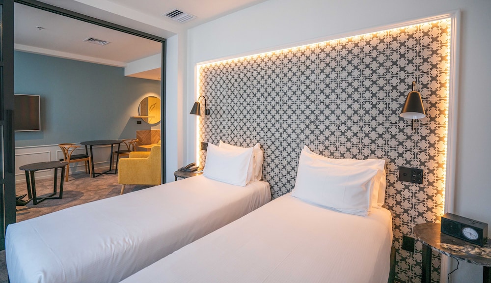 Premier Split King, 1 King Bed photo 1