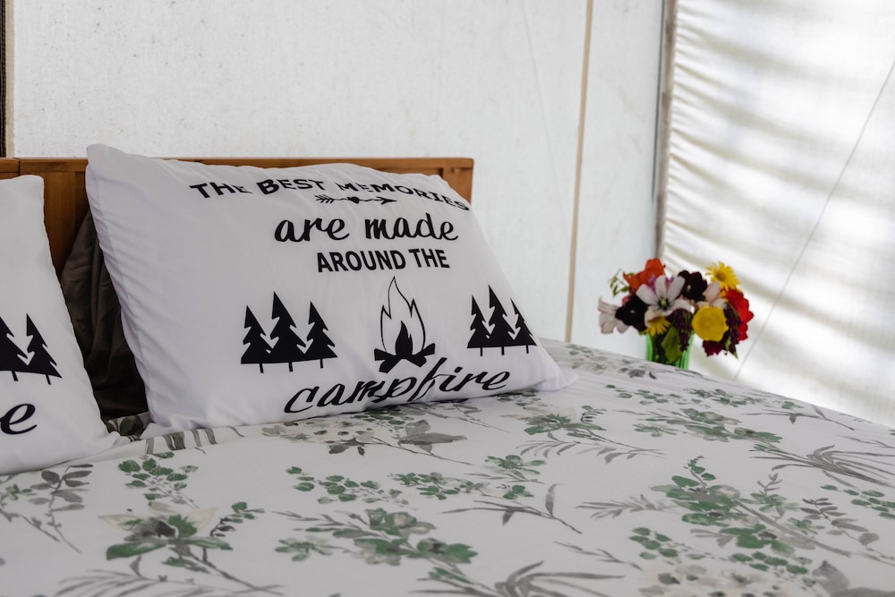 Deluxe Tent, 1 King Bed photo 2