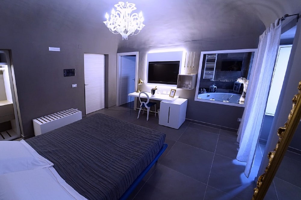 Royal Suite, 1 Queen Bed, Jetted Tub, City View photo 1