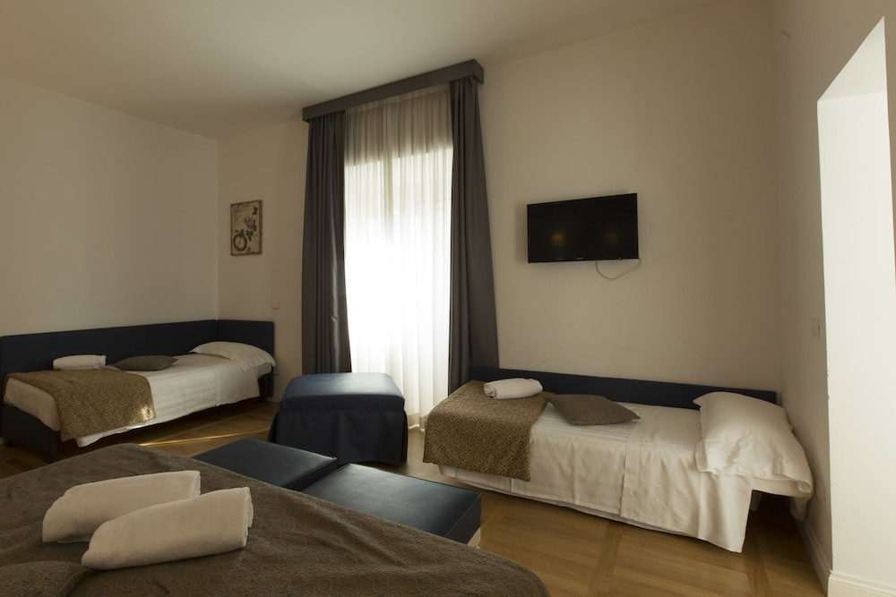 Deluxe Quadruple Room thumbnail 6