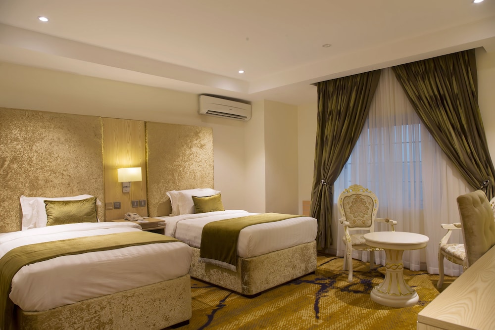 Deluxe Twin Room, Multiple Beds photo 3