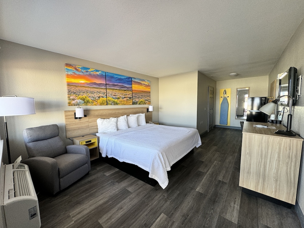 Room, 1 King Bed, Accessible, Non Smoking (Mobility/Hearing, Roll-In Shower) - Photo 5