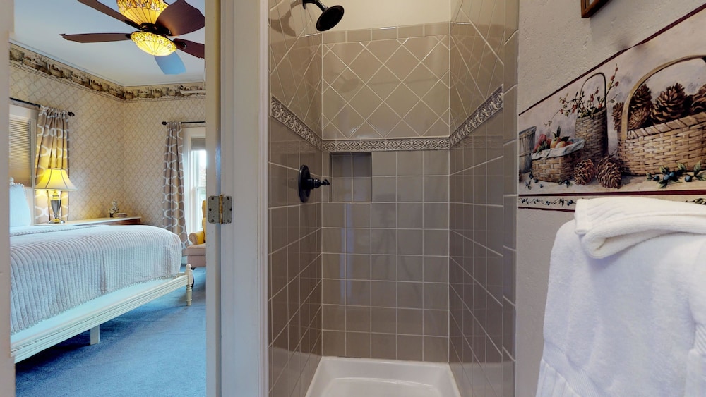 Room, Private Bathroom (Somes Sound - Queen Fireplace Room) photo 2