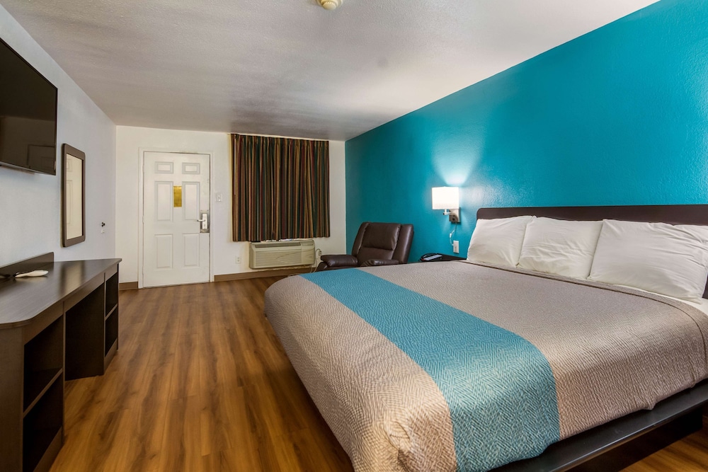 Standard Room, 1 King Bed, Non Smoking - Photo 3