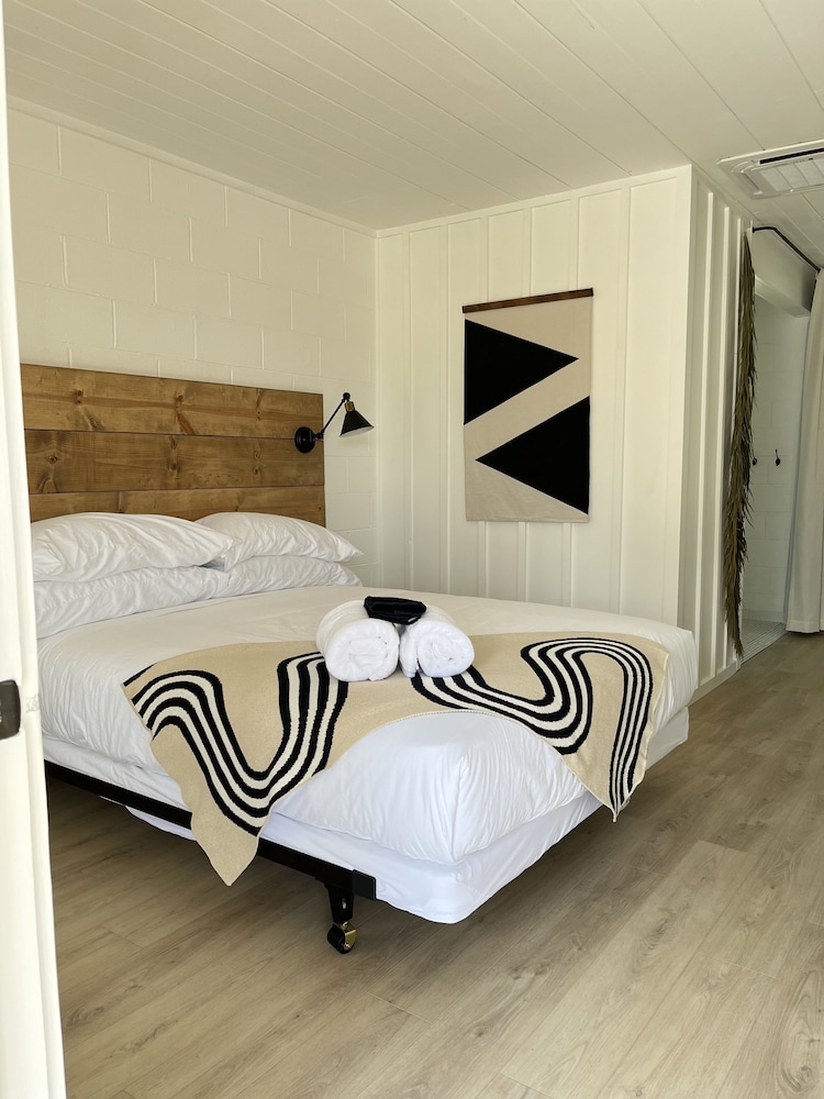 Deluxe Room, 1 Queen Bed, Non Smoking, Courtyard View