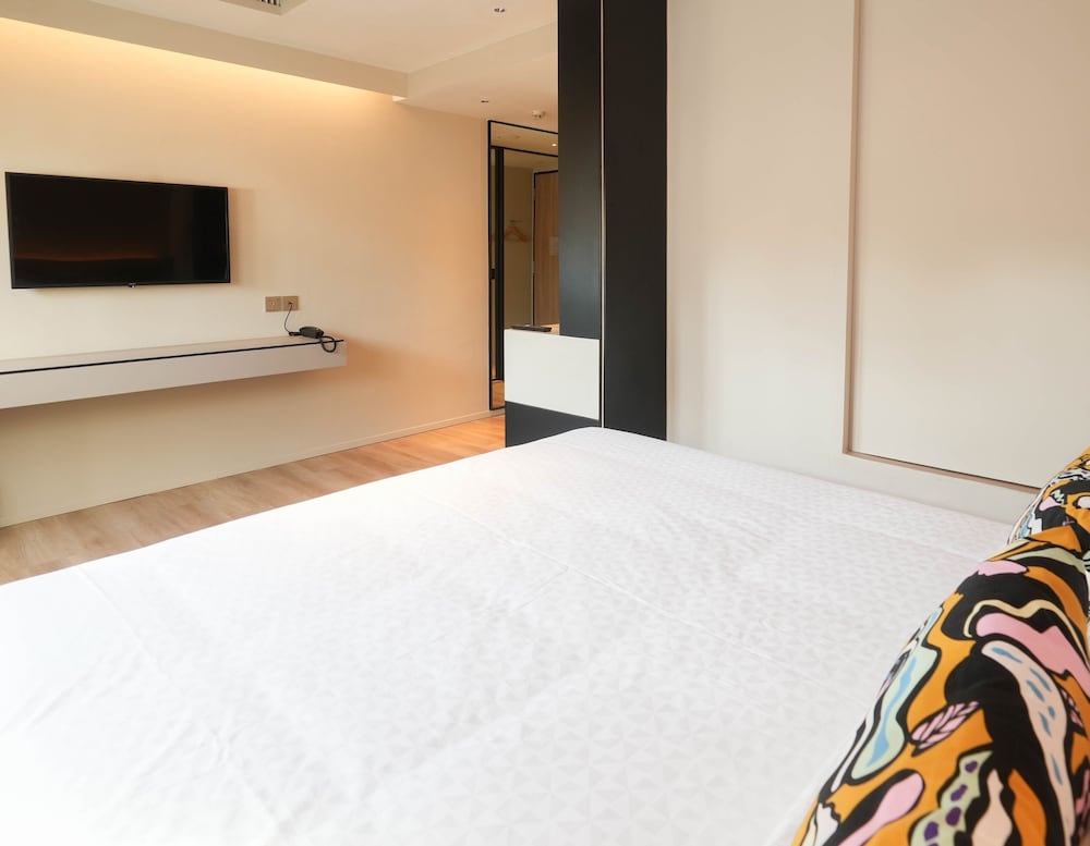 Premier Room, 1 Queen Bed thumbnail 6