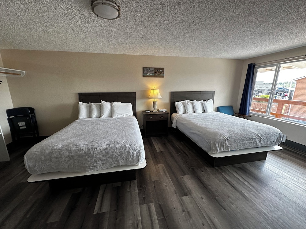 Family Double Room, 2 Queen Beds, Kitchenette