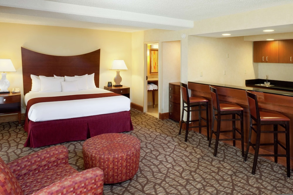 Junior Suite, 1 King Bed, Refrigerator & Microwave - Photo 6