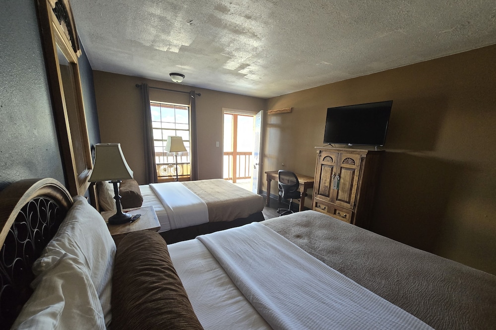 Room, 2 Queen Beds, Non Smoking (Upgrade) photo 1