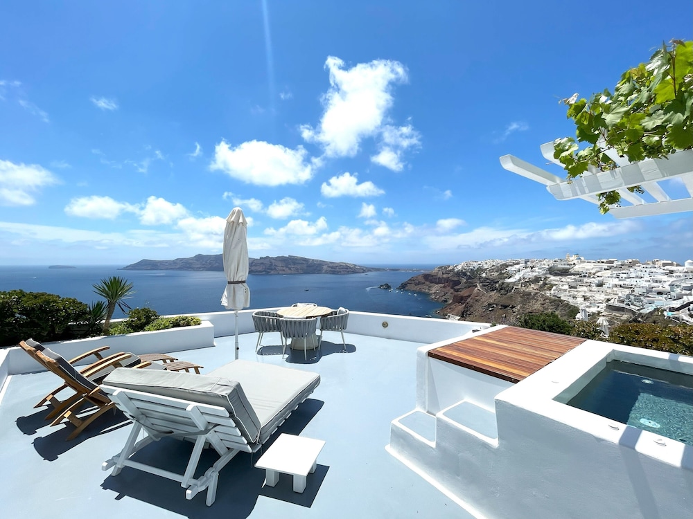 The Winemaker's Suite with Hot Tub & Caldera View - Photo 1