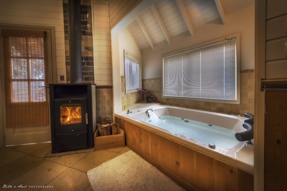Honeymoon Chalet, Jetted Tub, Mountain View photo 2
