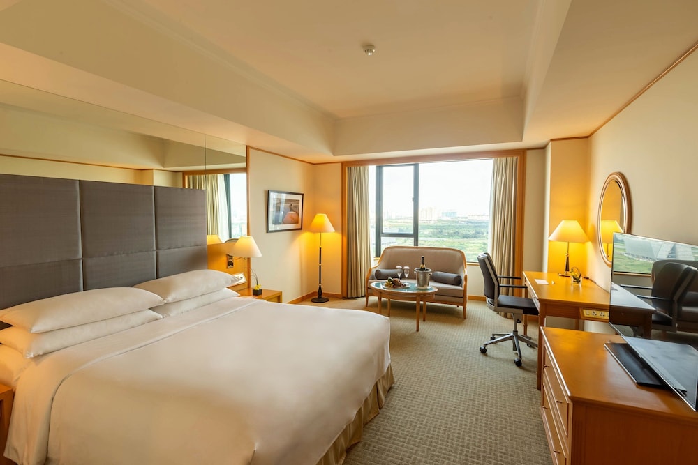 Club Room, 1 King Bed, River View