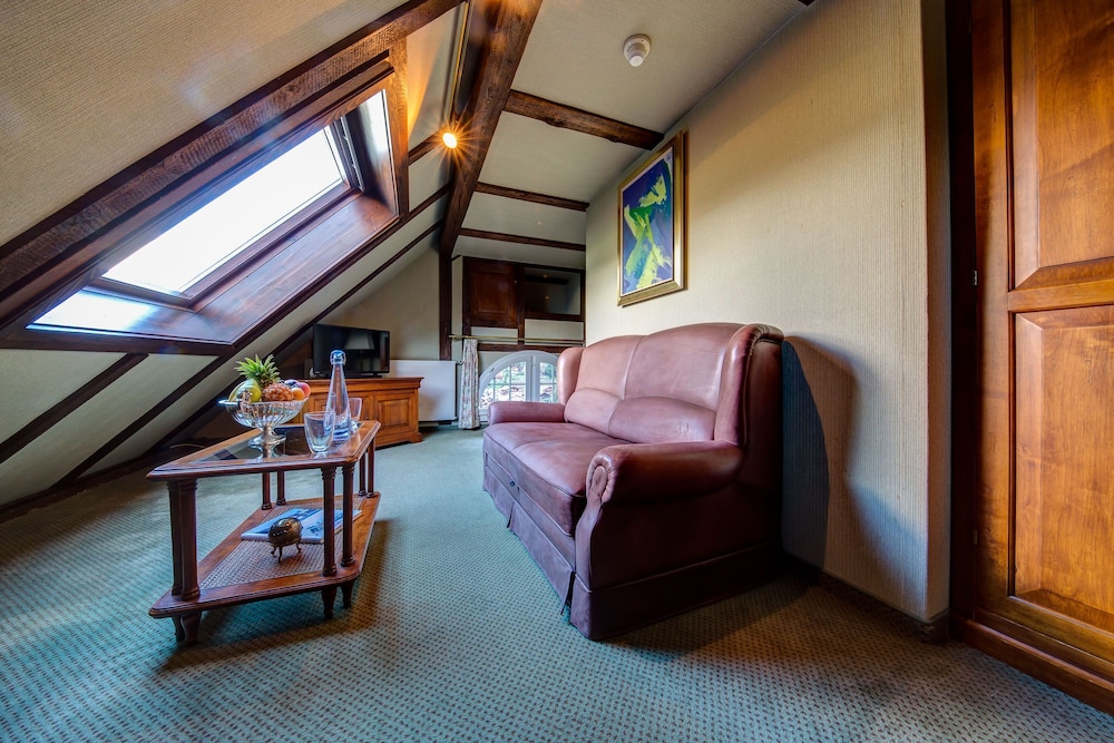 Junior Double Room, 1 King Bed, Non Smoking, Garden View - Photo 2