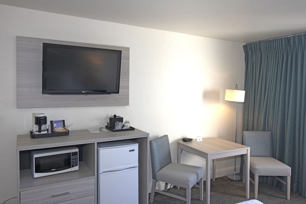 Standard Room, 1 Queen Bed, Non Smoking - Photo 3