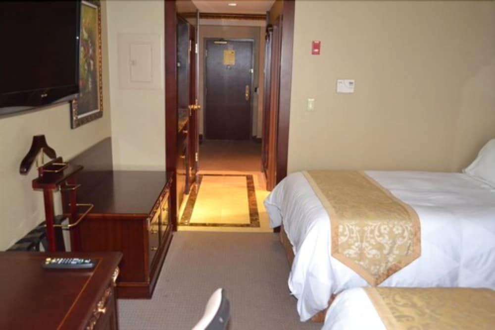 Room, 2 Queen Beds, Non Smoking - Photo 1