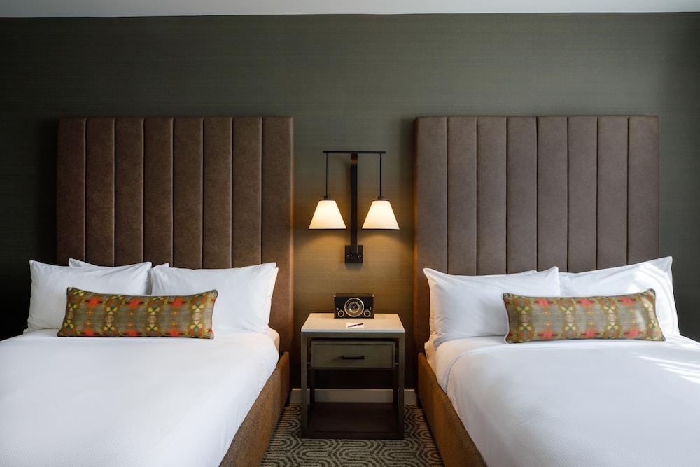 Deluxe Room, 2 Queen Beds (Mobility/Hearing Access, Roll-In Shwr) - Photo 3