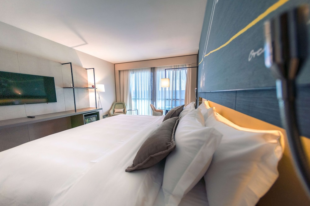 Superior Room, 1 King Bed thumbnail 6