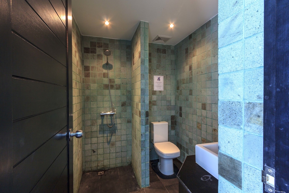 3-Bedroom Pool Access Apartment photo 3