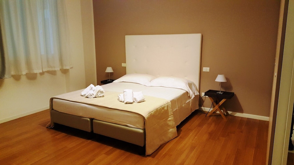 Apartment, 2 Bedrooms, Lake View photo 1
