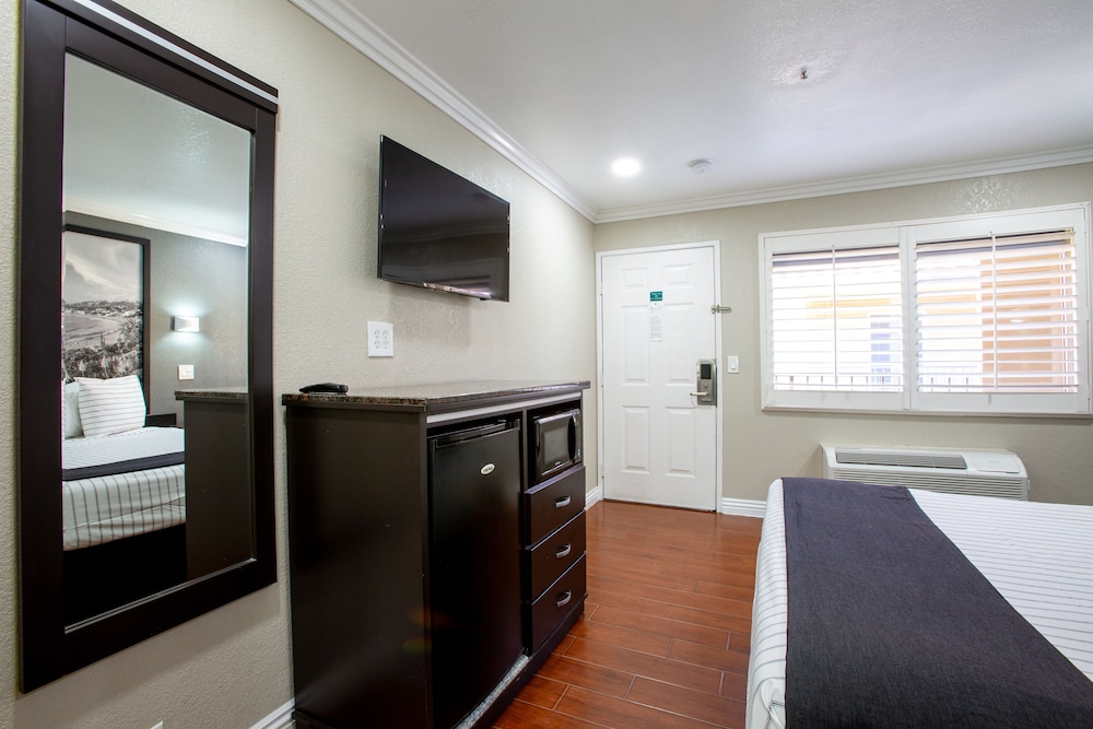 One Queen Bed - Photo 5