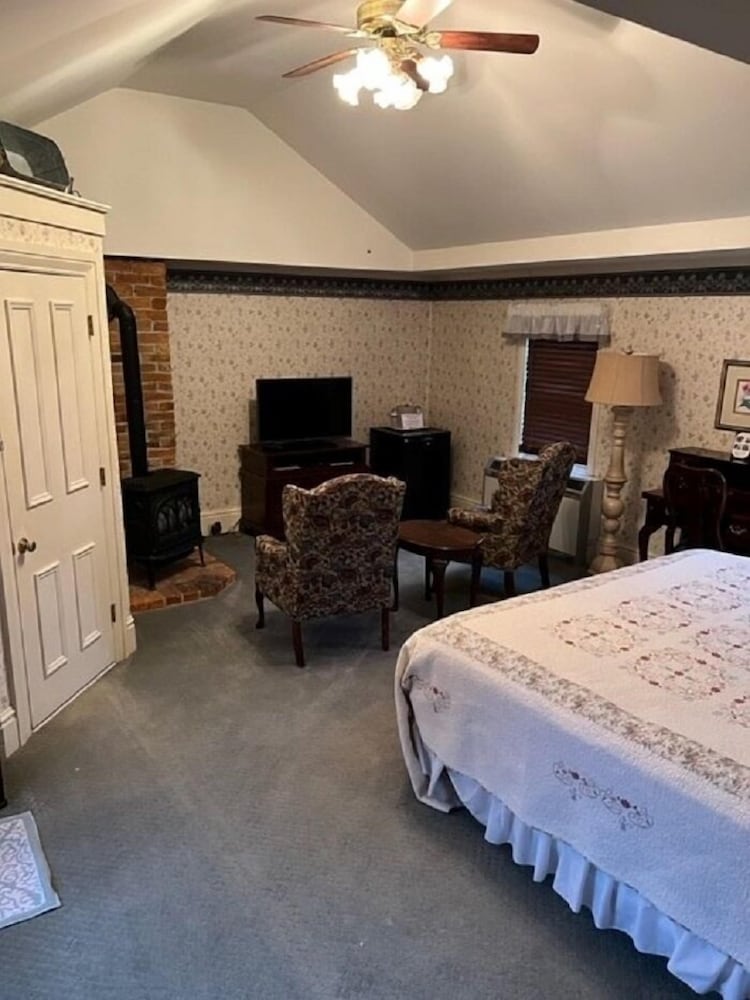 Junior Room, 1 King Bed, Non Smoking, Private Bathroom
