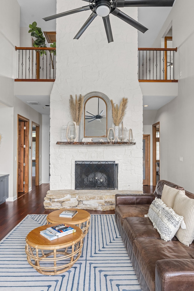 House, Multiple Beds, Pool Access (10512 Lakepark Dr) photo 3