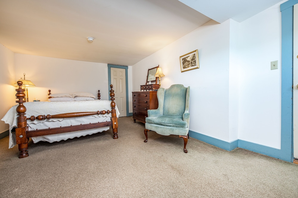 11 - Tyler Guest Room photo 3