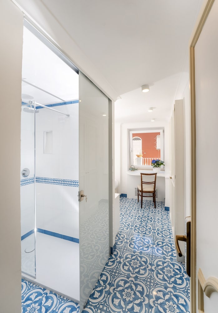 Single room with window