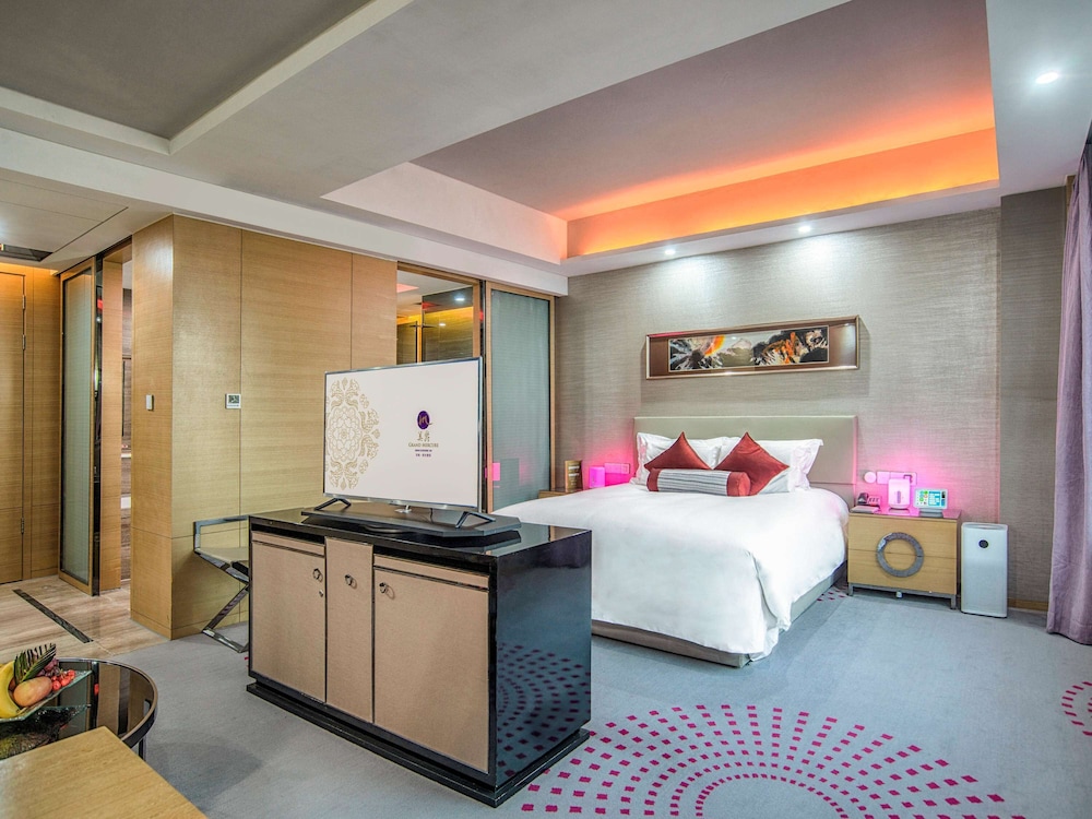Junior Suite, 1 King Bed photo 3