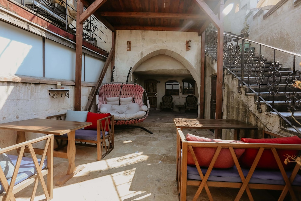 Deluxe Family Cave Suite photo 3