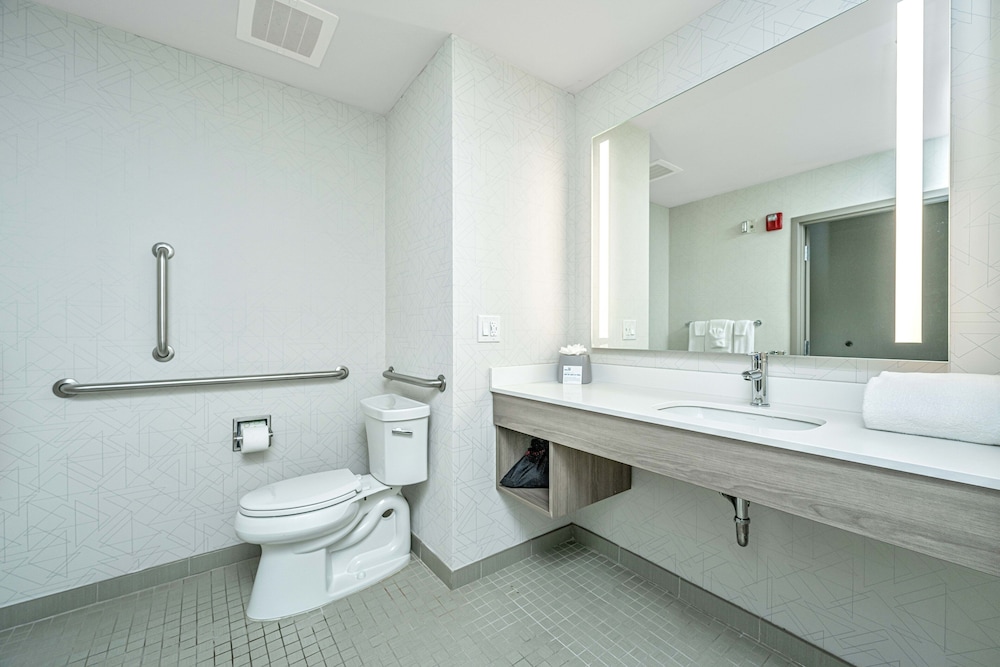 Standard Room, 1 King Bed, Accessible (Communications) - Photo 4