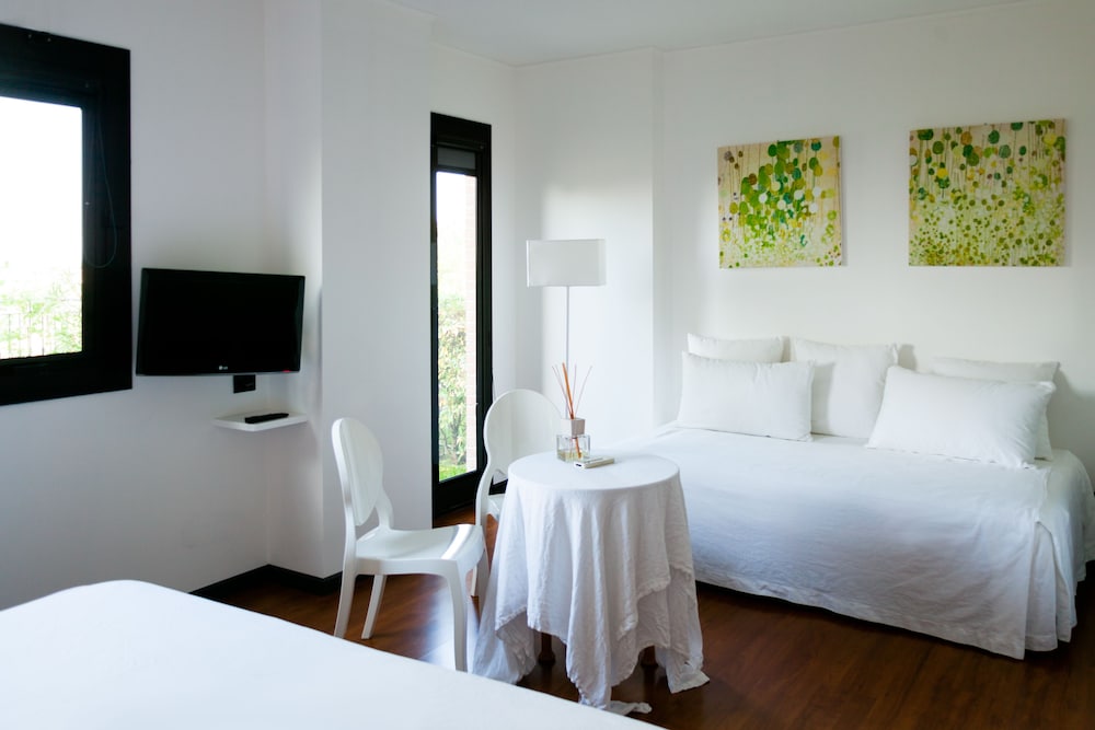 Junior Triple Room, 2 Bathrooms, Hill View photo 2