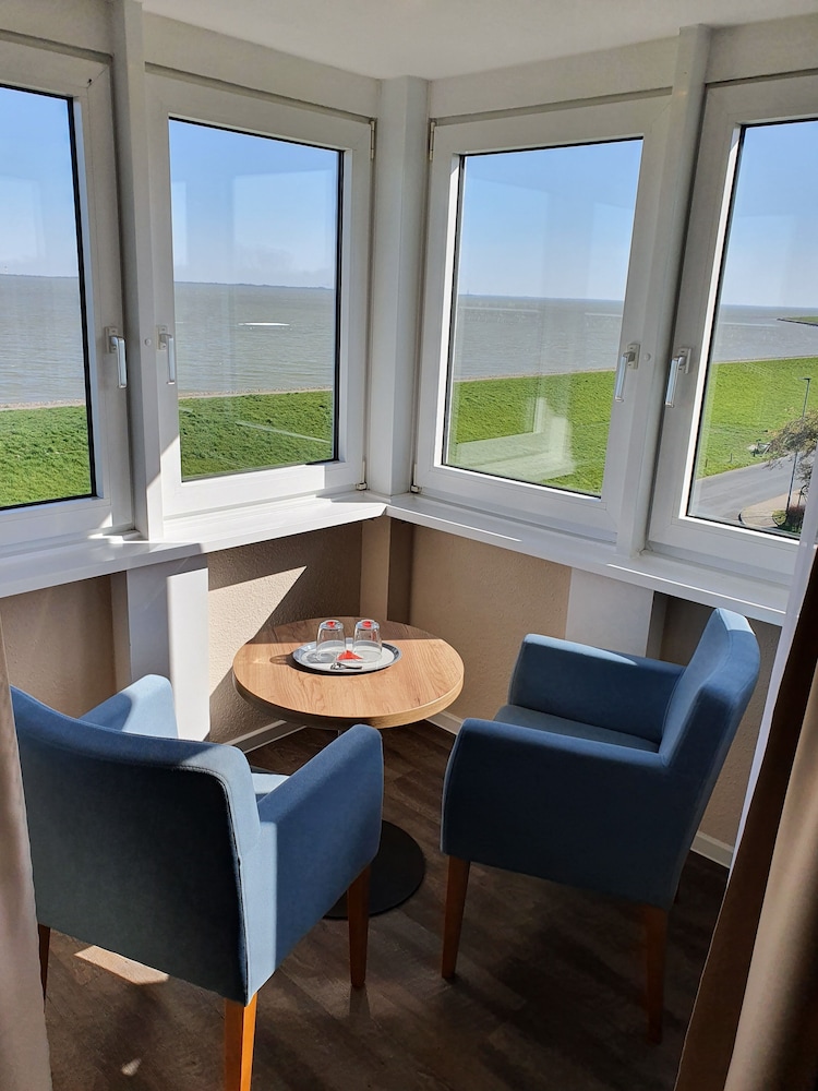 Junior Studio Suite, 1 Queen Bed, Non Smoking, Sea View photo 3