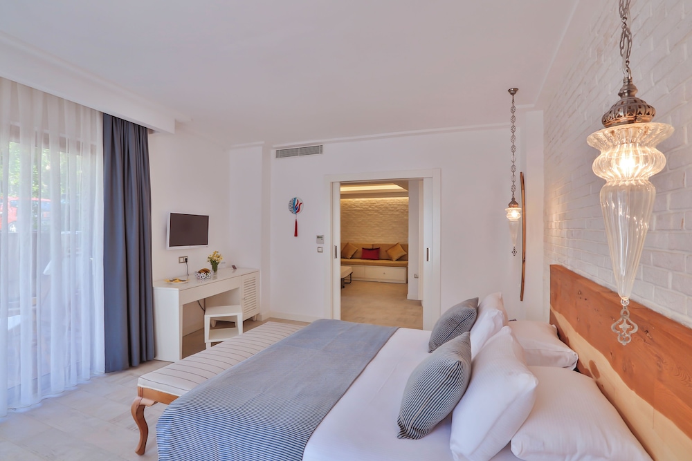 Suite, Balcony (King Suite with Garden) photo 2