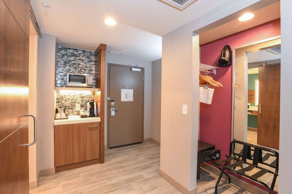 Suite, 1 King Bed, Accessible (Hearing) photo 3