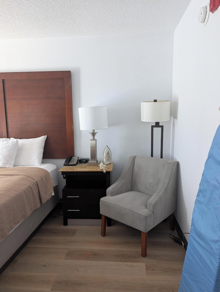 Standard Room, 1 Queen Bed photo 3