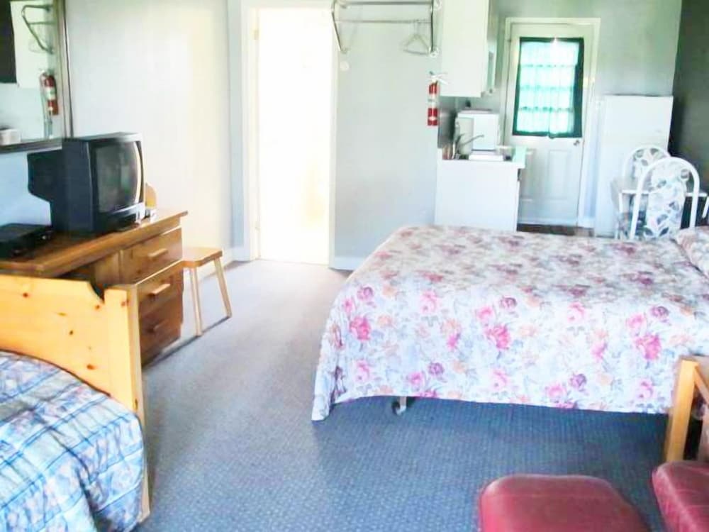 Queen Room with Two Queen Beds photo 3