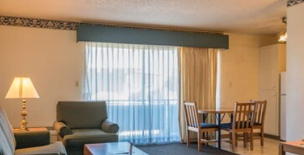 Executive Suite, 1 Bedroom - Photo 9
