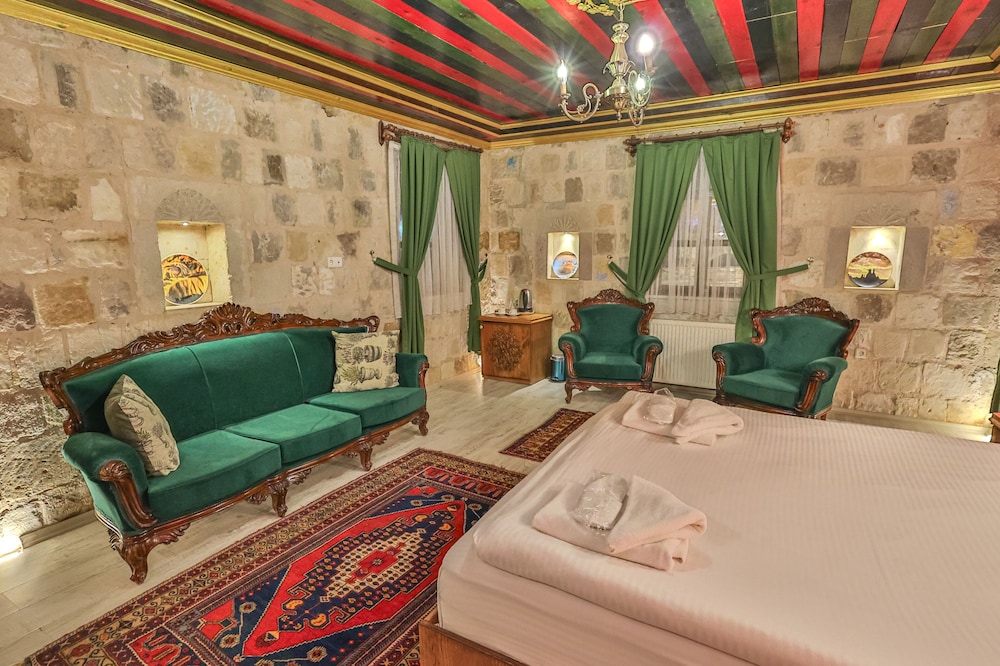Deluxe Stone Jacuzzi Room photo 3