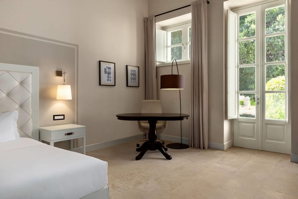 Junior Suite, 1 Queen Bed with Sofa bed photo 2