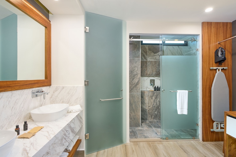 Junior Suite Partial Lagoon View - Photo 4